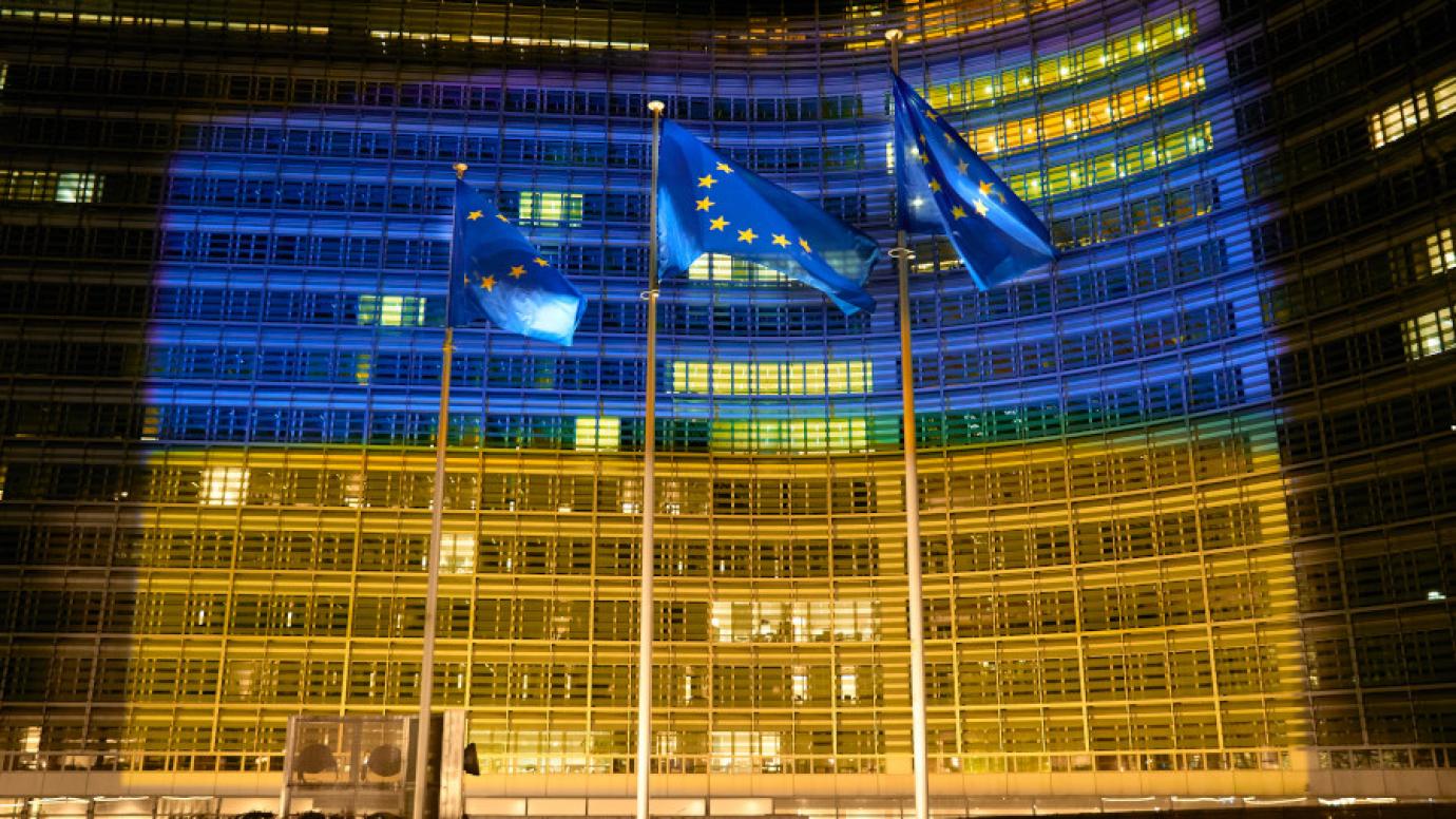 Eiropas Komisijas galvenā mītne Briselē izgaismota Ukrainas karoga krāsās.