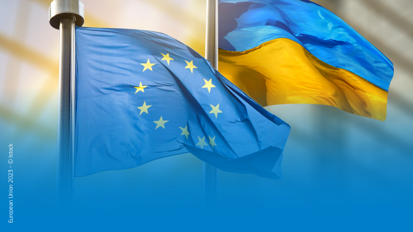 Le bandiere dell'UE e dell'Ucraina fianco a fianco